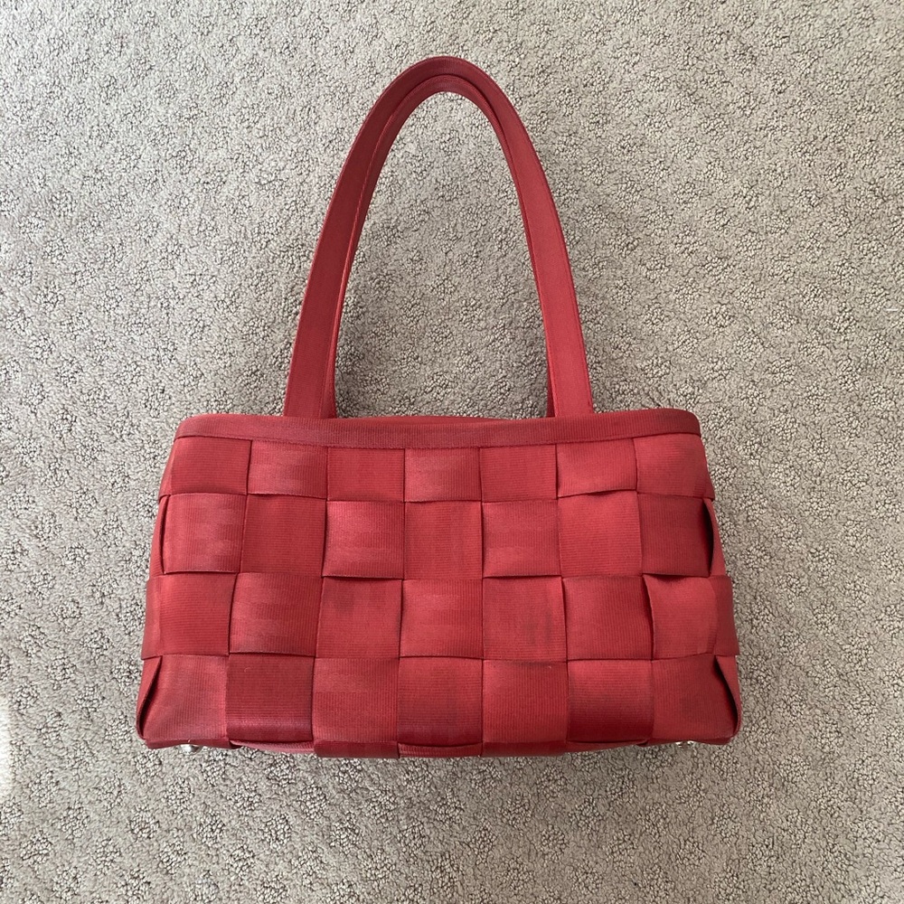 Red Harvey’s seatbelt bag
